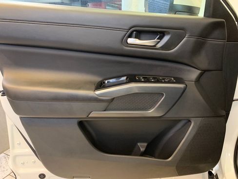 Used 2024 Nissan Pathfinder SL AWD/4WD image 15