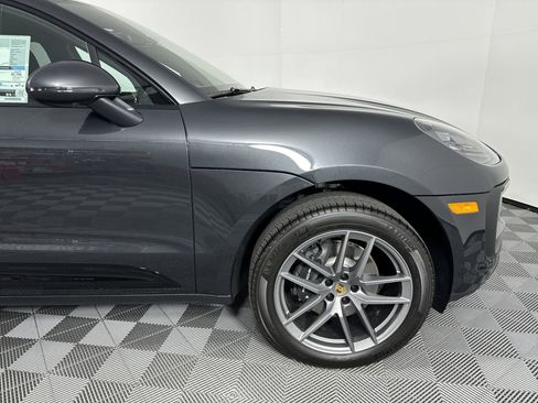Certified 2025 Porsche Macan image 11