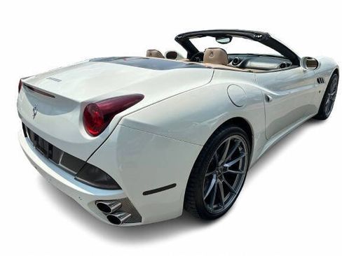 Used 2014 Ferrari California RWD image 9