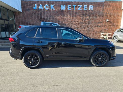 Used 2022 Toyota RAV4 SE w/ Convenience Package image 8