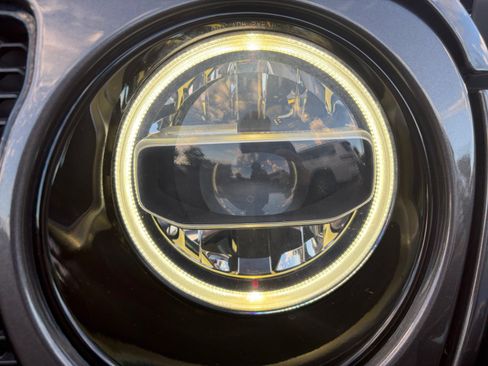 Used 2021 Jeep Wrangler Unlimited Sahara AWD/4WD image 9