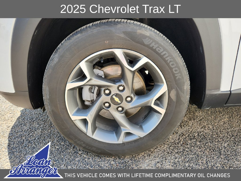 Used 2025 Chevrolet Trax LT FWD image 17
