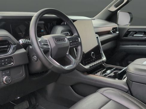 Used 2025 GMC Yukon XL Denali AWD/4WD image 9