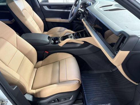 Used 2026 Porsche Cayenne AWD/4WD image 26