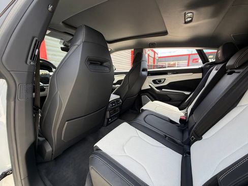 Used 2022 Lamborghini Urus AWD/4WD image 23