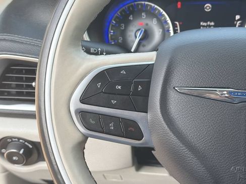 Used 2019 Chrysler Pacifica Limited FWD image 25