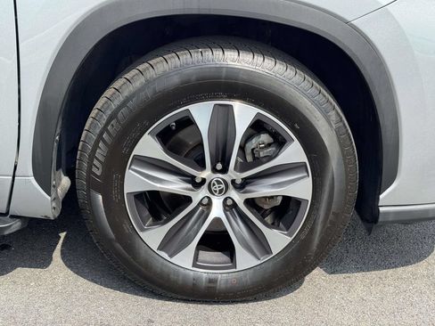 Used 2022 Toyota Highlander XLE FWD image 28