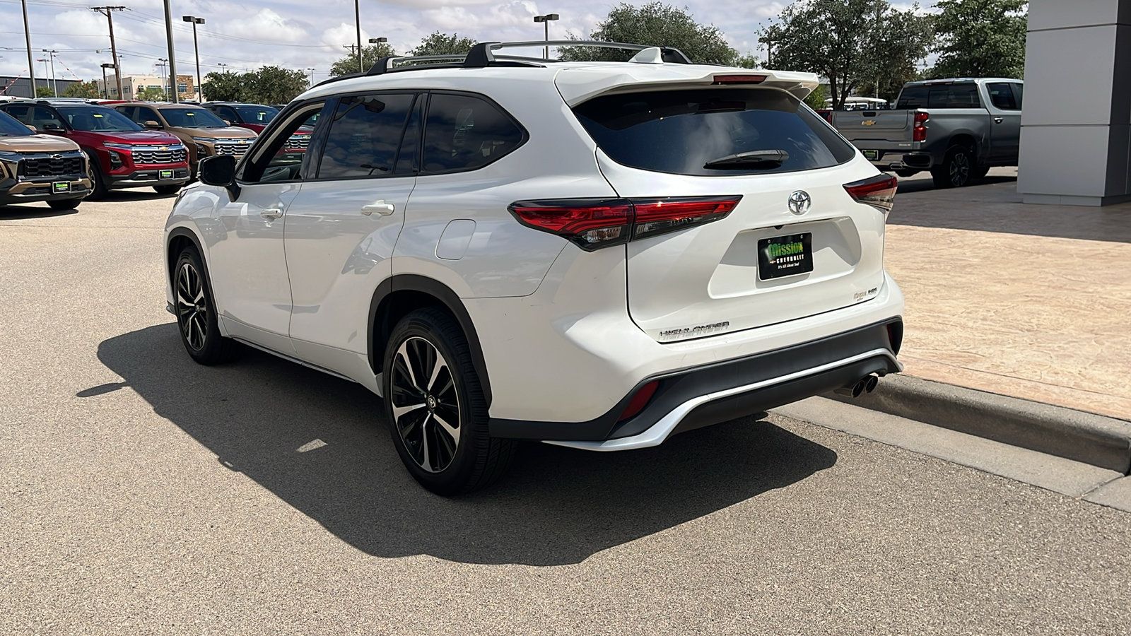 Used 2021 Toyota Highlander XSE FWD image 6