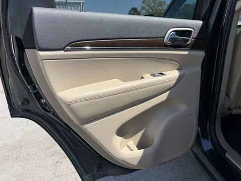 Used 2017 Jeep Grand Cherokee Limited w/ Luxury Group II image 13