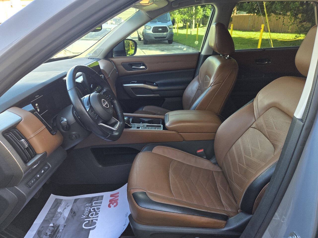 Used 2022 Nissan Pathfinder Platinum w/ Cargo Package FWD image 9
