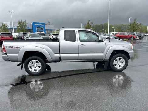 Used 2015 Toyota Tacoma 4x4 Access Cab V6 w/ TRD Sport Package image 8