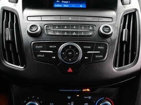 Used 2018 Ford Focus SE w/ SE Appearance Package FWD image 18