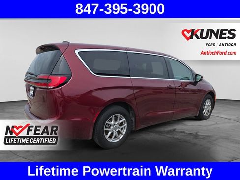Used 2023 Chrysler Pacifica Touring-L FWD image 8