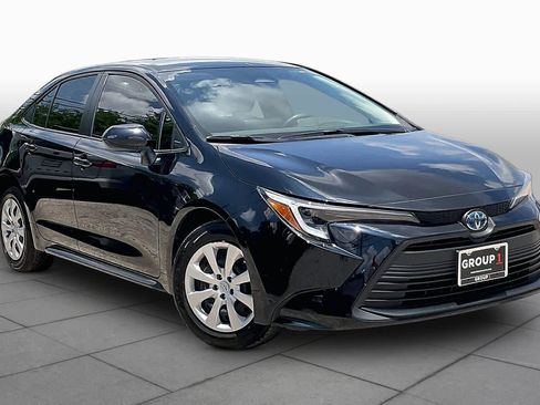 Used 2025 Toyota Corolla LE FWD image 3