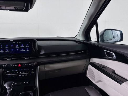 Used 2024 Kia Carnival EX FWD image 24