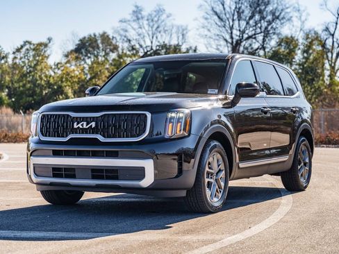 Used 2024 Kia Telluride LX image 3