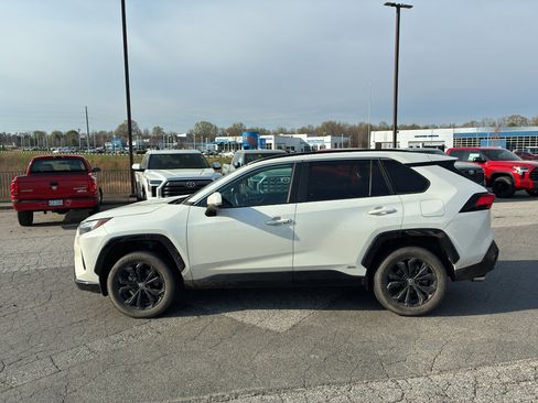 Used 2022 Toyota RAV4 SE image 4