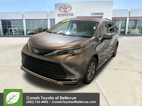 Certified 2024 Toyota Sienna XLE image 4