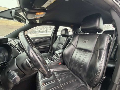 Used 2019 Chrysler 300 S image 12