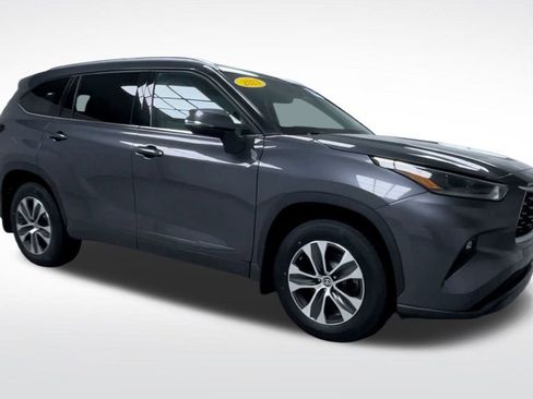 Used 2021 Toyota Highlander XLE image 2