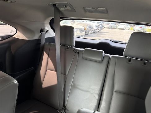 Used 2021 Toyota Highlander XLE image 19