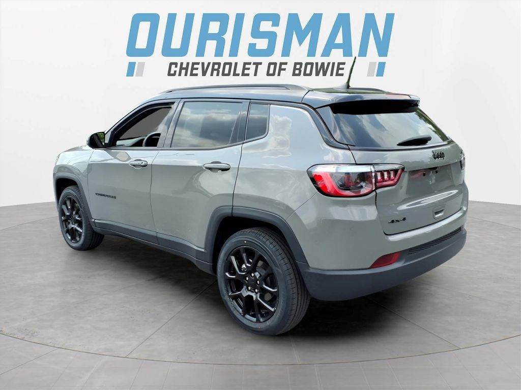 Used 2023 Jeep Compass Latitude AWD/4WD image 4