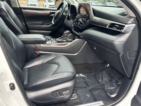 Used 2023 Toyota Highlander Limited image 11