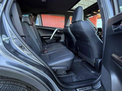Used 2018 Toyota RAV4 SE w/ All Weather Liner Package FWD image 13