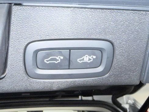 Used 2025 Volvo XC60 B5 Plus AWD/4WD image 18