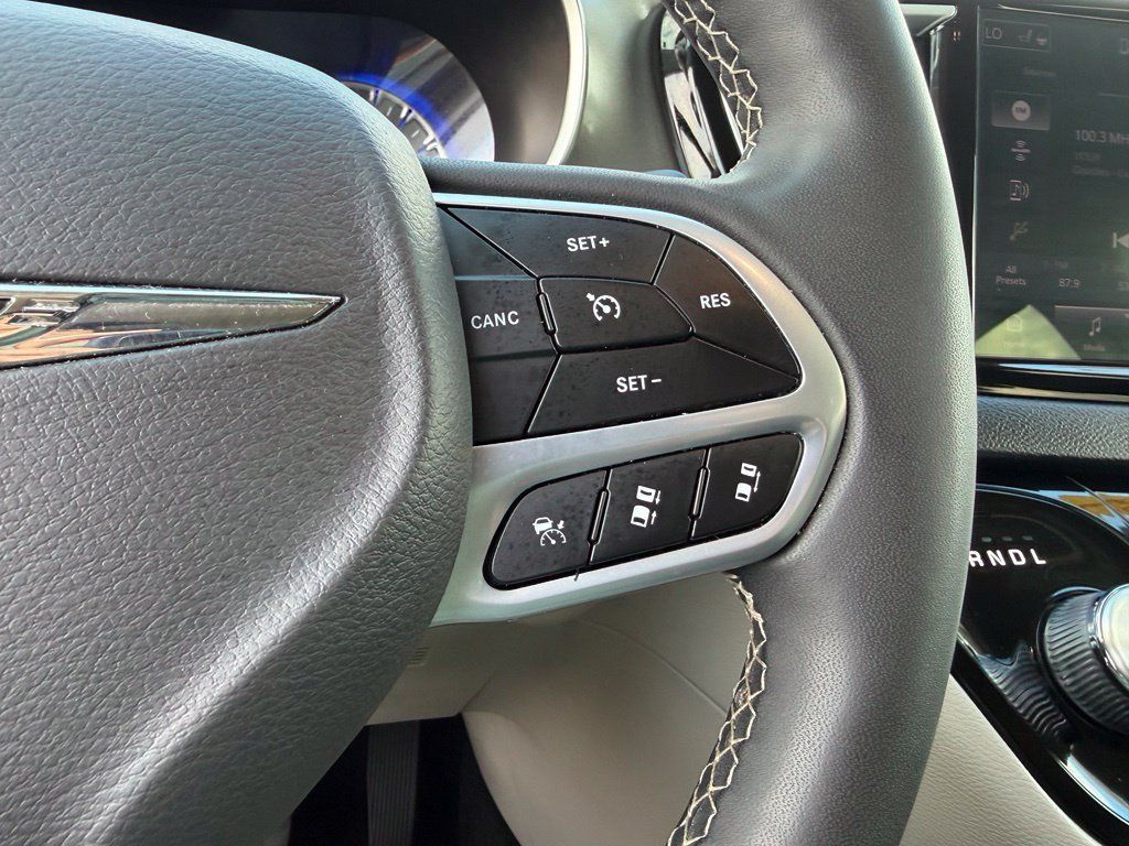 Used 2024 Chrysler Pacifica Touring-L FWD image 25
