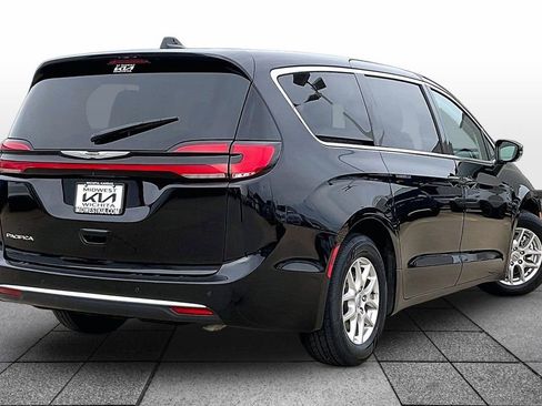 Used 2024 Chrysler Pacifica Touring-L FWD image 12