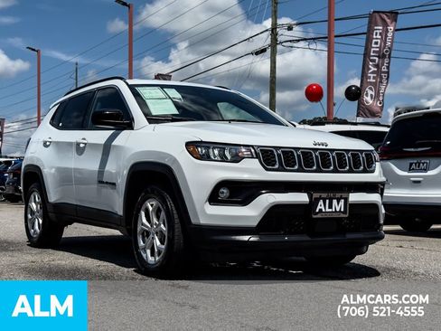 Used 2024 Jeep Compass Latitude AWD/4WD image 5