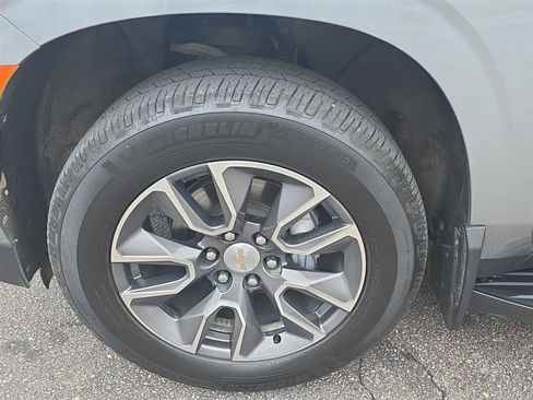 Used 2023 Chevrolet Suburban LT w/ Luxury Package image 7