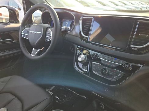 New 2026 Chrysler Voyager LX image 7