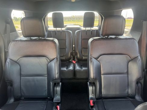 Used 2016 Ford Explorer XLT w/ Equipment Group 202A AWD/4WD image 28