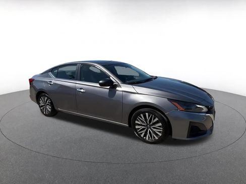 Used 2025 Nissan Altima 2.5 SV FWD image 2