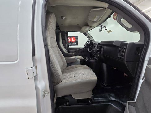 Used 2018 Chevrolet Express 2500 w/ Enhanced Convenience Package RWD image 19
