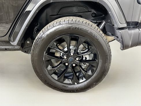 Used 2025 Jeep Wrangler Unlimited Sahara w/ Safety Group AWD/4WD image 27