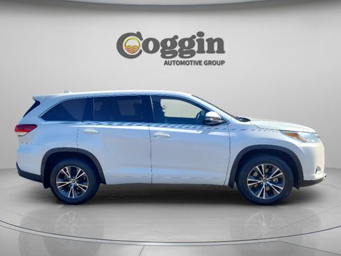 Used 2017 Toyota Highlander LE image 5