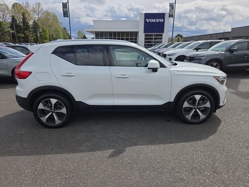 Certified 2025 Volvo XC40 B5 Plus image 9
