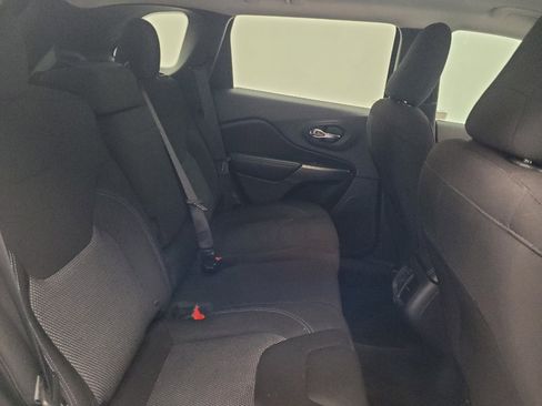 Used 2019 Jeep Cherokee Latitude w/ Popular Appearance Group FWD image 19