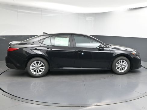 Used 2025 Toyota Camry LE w/ Convenience Package image 9
