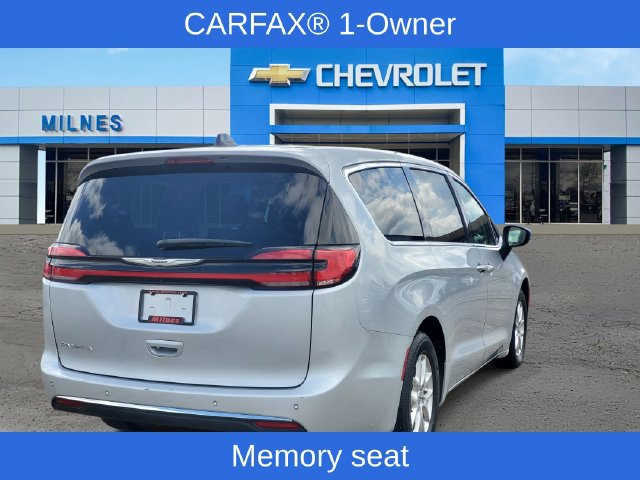 Used 2023 Chrysler Pacifica Touring-L FWD image 5