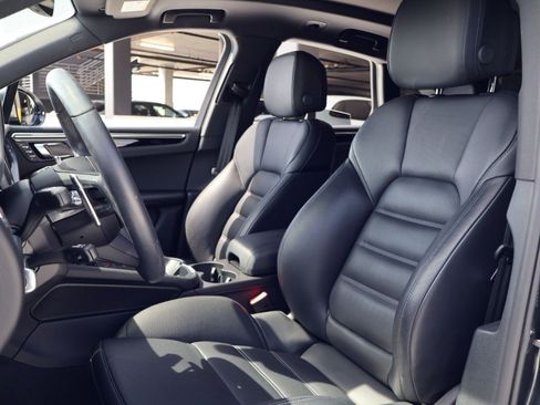 Certified 2025 Porsche Macan AWD/4WD image 5