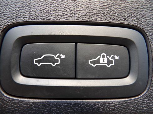 Certified 2023 Volvo XC60 B5 Ultimate w/ Climate Package image 25