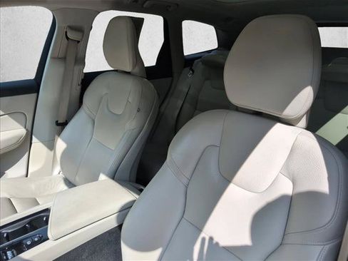 Used 2019 Volvo XC60 T5 Momentum w/ Premium Package AWD/4WD image 8