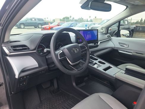 Used 2025 Toyota Sienna XLE w/ XLE Plus Package FWD image 10