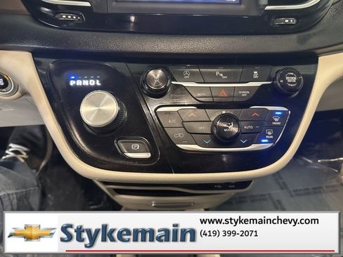 Used 2019 Chrysler Pacifica Touring-L image 28