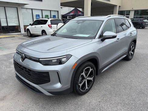 New 2026 Volkswagen Tiguan SE FWD image 2