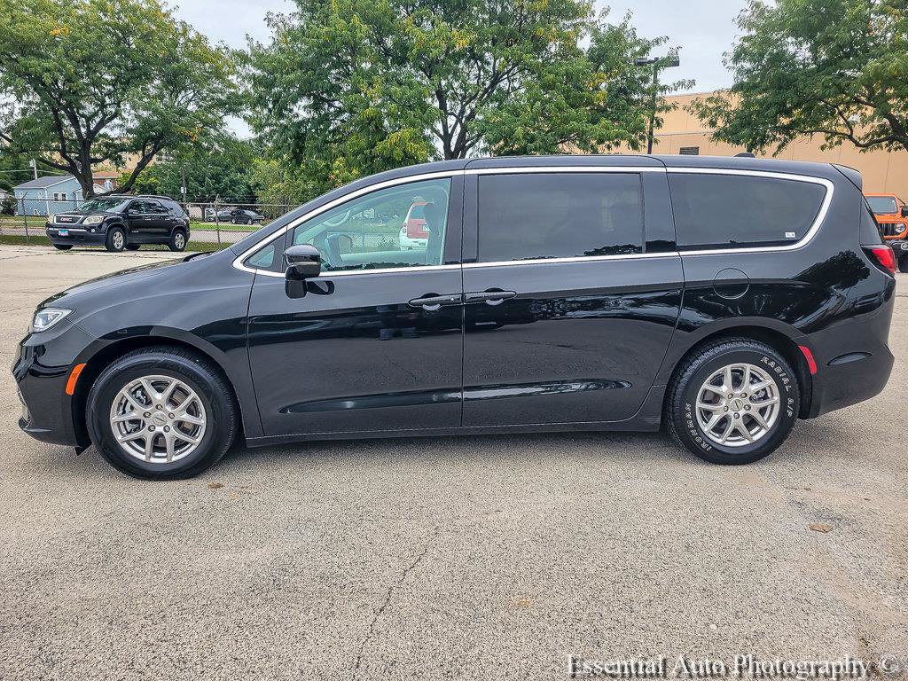 Used 2024 Chrysler Pacifica Touring-L FWD image 10